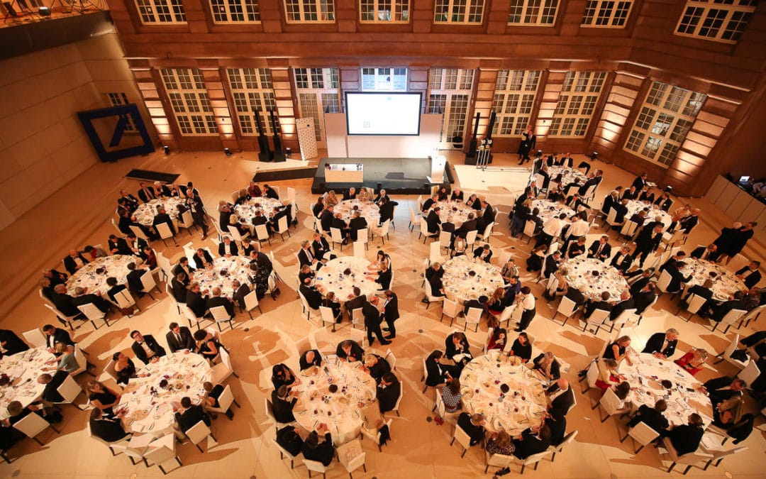 Galagäste beim Dinner im Lichthof der Deutschen Bank