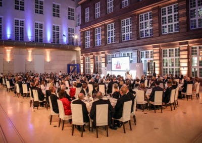 Galagäste beim Dinner im Lichthof der Deutschen Bank