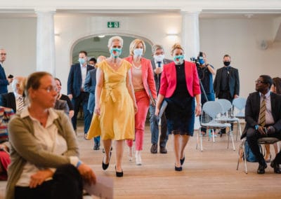 Einmarsch in den Saal von Gruppenbild Frau Dr. Franziska Giffey, Julia Klöckner, Manuela Schwesig