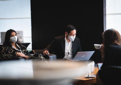 arbeitende Menschen mit Masken - Kongress