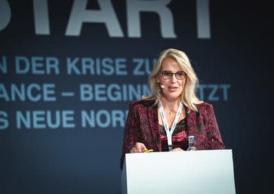 Podium, Frau am Rednerpult